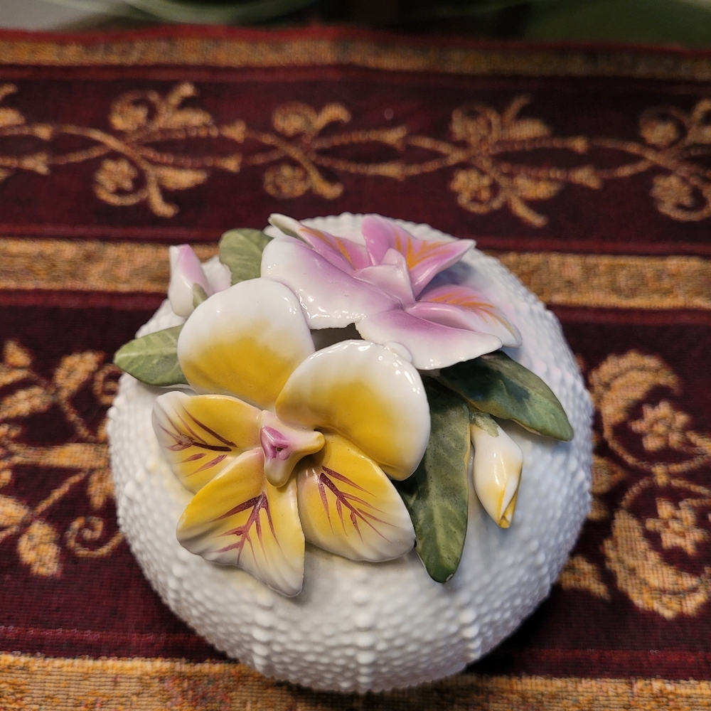 Capodimonte Style Trinket Box. - Picture 2 of 7
